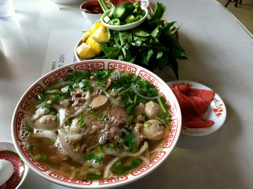 Đến Hà Nội và nếm thử món phở truyền thống của Việt Nam.
