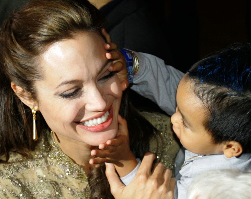 Angelina Jolie và Brad Pitt với trẻ em.  Đọc thêm: http://vn.sputniknews.com/photo/20160921/2410442/angelina-jolie-brad-pitt.html