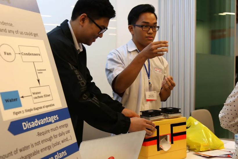 Dự án sản xuất nước từ không khí của học sinh trường THPT Nguyễn Thượng Hiền cũng thu hút được sự quan tâm của đông đảo khách tham quan.