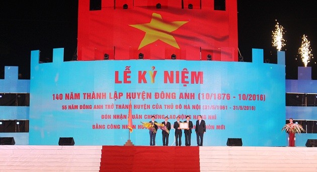 Ủy viên Bộ Chính trị, Chủ tịch Ủy ban Trung ương MTTQ Việt Nam Nguyễn Thiện Nhân trao Bằng công nhận “Huyện đạt chuẩn nông thôn mới” cho lãnh đạo huyện Đông Anh.