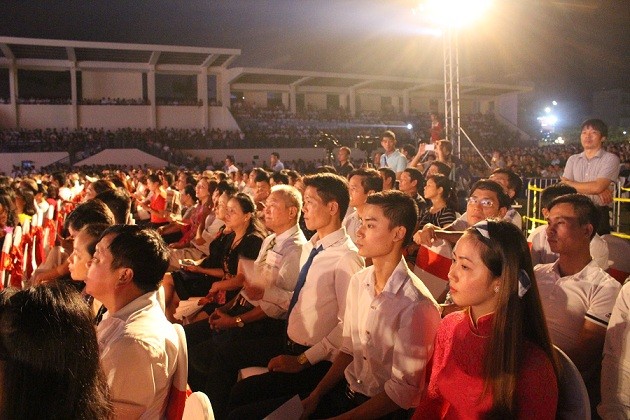 Đông đảo nhân dân huyện Đông Anh đến tham dự lễ kỷ niệm 140 năm thành lập huyện.