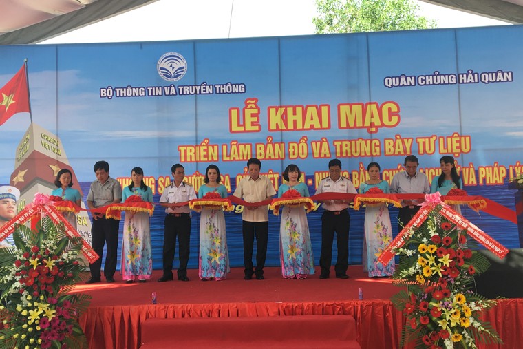 Thứ trưởng Hoàng Vĩnh Bảo cùng các đại biểu cắt băng khai mạc triển lãm.