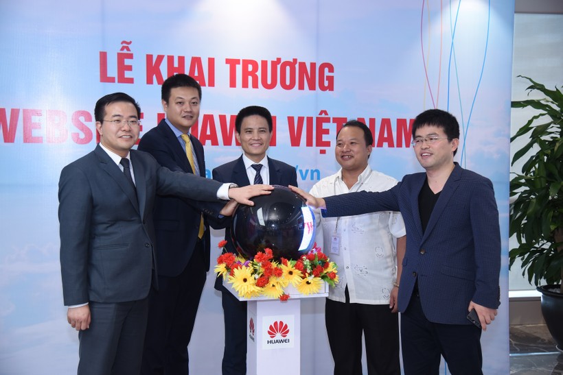 Website của công ty tại địa chỉ www.huawei.com/vn giới thiệu và cập nhật những thông tin mới nhất về các sự kiện công nghệ, hoạt động kinh doanh, hoạt động công ích xã hội của Huawei trên toàn cầu cũng như tại thị trường Việt Nam. Ảnh: Long Đặng