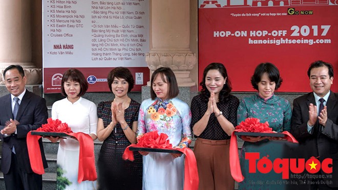 Thứ trưởng Bộ VHTTDL cắt băng khai trương Tuyến du lịch vàng tham quan thành phố Hà Nội. Ảnh: Minh Khánh