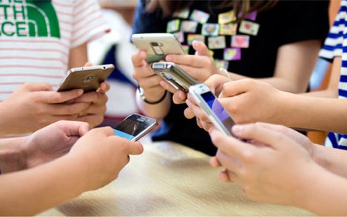 Người Việt chủ yếu sử dụng di động để truy cập mạng xã hội và xem video trực tuyến với phản hồi từ 80% số người tham gia khảo sát. Ảnh: Facebook