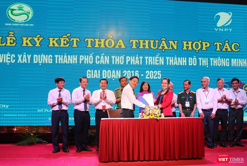 VNPT và TBND TP.Cần Thơ ký thỏa thuận hợp tác về triển khai “Xây dựng Thành phố Cần Thơ phát triển thành đô thị thông minh giai đoạn 2016-2025”.