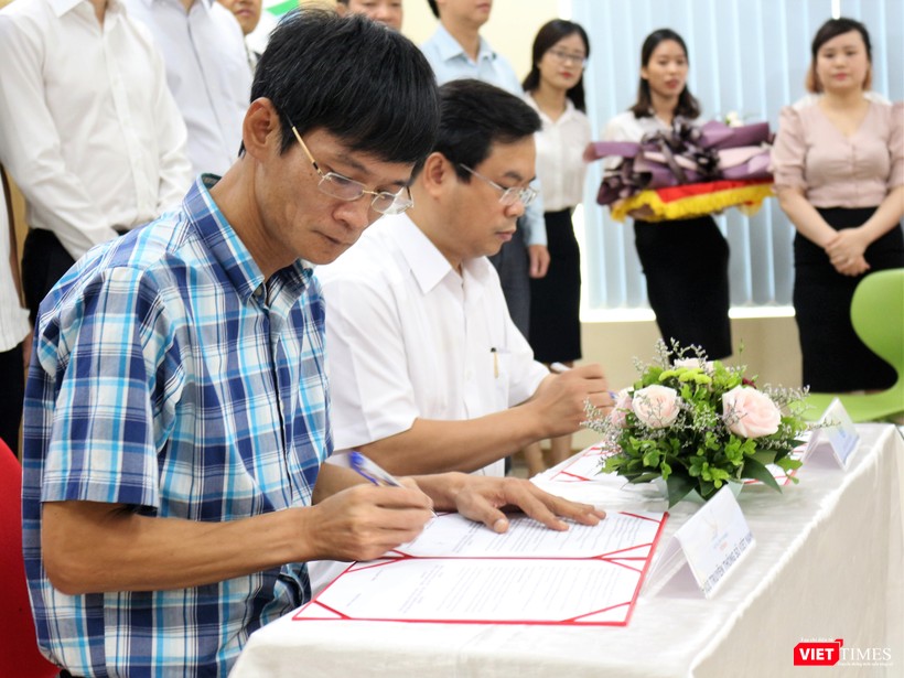 Ông Nguyễn Xuân Cường và ông Vương Quốc Thắng ký bản thỏa thuận hợp tác giữa hai đơn vị.