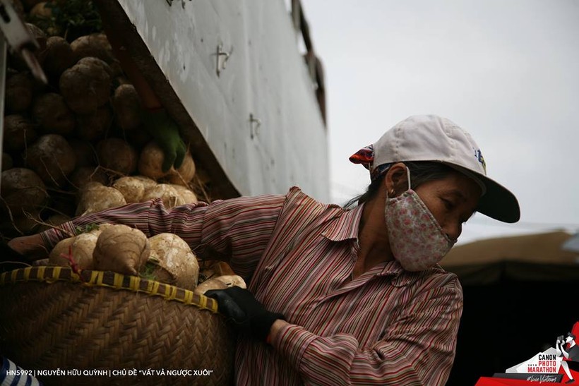 Ở chủ đề Vất vả ngược xuôi, bức hình đạt giải ba chủ đề này của tác giả Nguyễn Hữu Quỳnh, chụp bằng máy Canon 5D.
