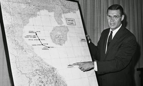 Bộ trưởng Quốc phòng Mỹ Robert S. McNamara trình bày về vụ việc xảy ra trong Vịnh Bắc Bộ (sự kiện Vịnh Bắc Bộ lần 2) ngày 4/8/1964 trong cuộc họp báo nửa đêm tại Lầu Năm Góc.