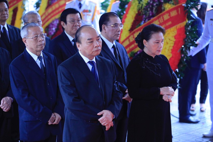Trong niềm tiếc thương vô hạn, Đoàn Ban Chấp hành Trung ương Đảng do ông Nguyễn Xuân Phúc, Ủy viên Bộ Chính trị, Thủ tướng Chính phủ làm Trưởng đoàn dẫn đầu vào viếng Đại tướng Lê Đức Anh.