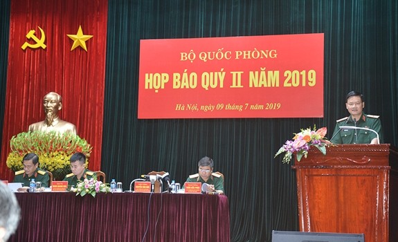 Thiếu tướng Nguyễn Văn Đức, Cục trưởng Cục Tuyên huấn, người phát ngôn Bộ Quốc phòng cung cấp thông tin tại cuộc họp báo