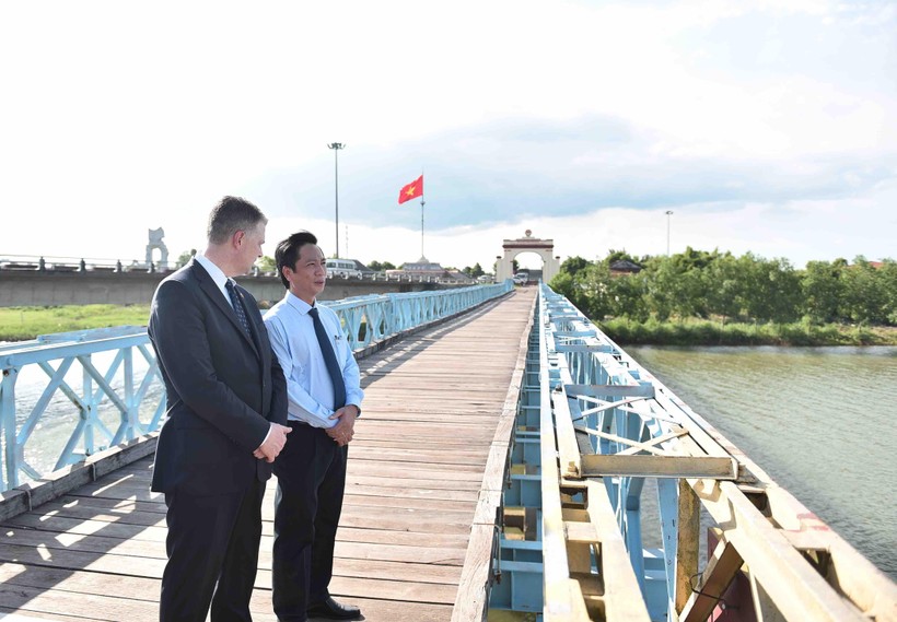 Đại sứ Kritenbrink và Phó Chủ tịch UBND tỉnh Quảng Trị Hoàng Nam tới thăm cầu Hiền Lương.