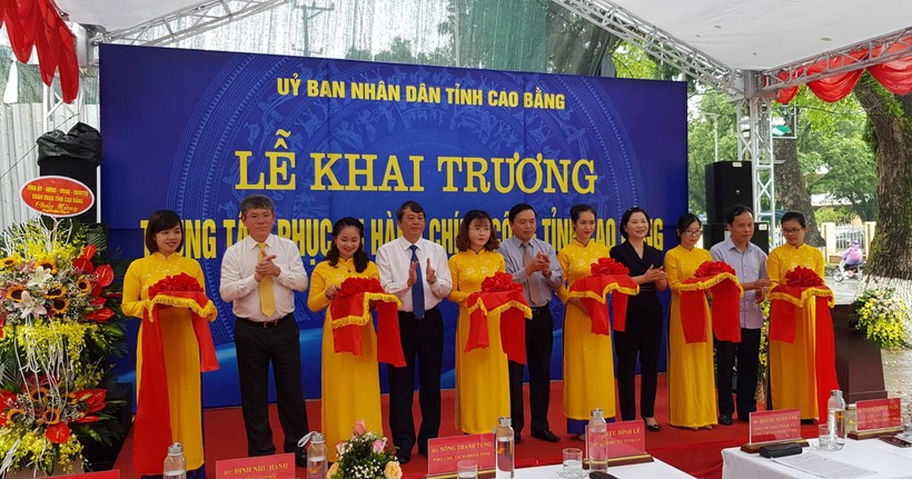 Các đại biểu cắt băng khai trương Trung tâm Hành chính công tỉnh.