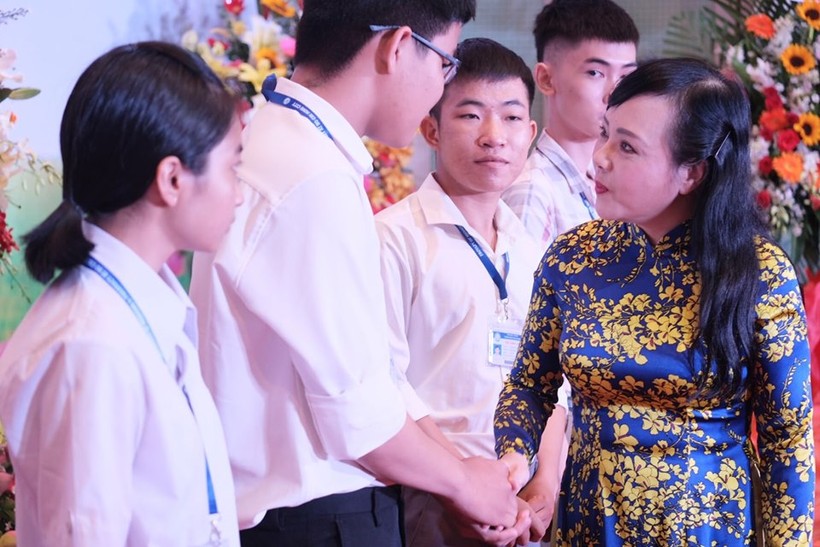 Bộ trưởng Bộ Y tế Nguyễn Thị Kim Tiến trò chuyện với sinh viên tại Lễ khai giảng năm học mới của Trường Đại học Y dược TP.HCM (16/9).