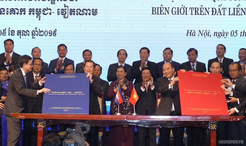 Hai Thủ tướng chứng kiến lễ ký Phụ lục bản đồ đính kèm Nghị định thư phân giới cắm mốc biên giới trên đất liền giữa Việt Nam và Campuchia.