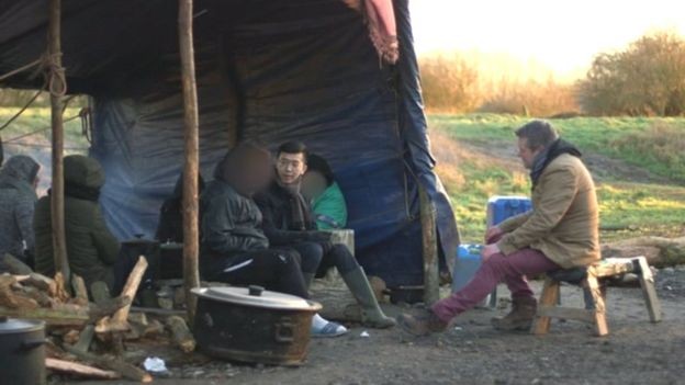 Hình ảnh từ Vietnam City - Nơi tạm trú cho các di dân bất hợp pháp gần thị xã Angres, Pháp trong thời gian chờ sang Anh. Hình ảnh từ Vietnam City - Nơi tạm trú cho các di dân bất hợp pháp gần thị xã Angres, Pháp trong thời gian chờ sang Anh.