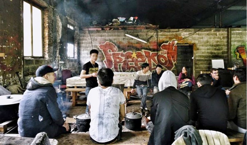 Tại trại Vietnam City, người Việt chờ hàng đêm để vượt biên vào Anh - chặng đường nguy hiểm nhất hành trình. Tại trại Vietnam City, người Việt chờ hàng đêm để vượt biên vào Anh - chặng đường nguy hiểm nhất hành trình.