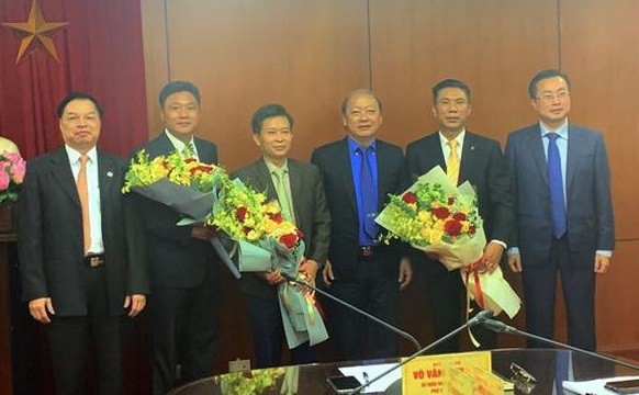 Lãnh đạo Ban Tuyên giáo Trung ương tặng hoa chúc mừng các cán bộ vừa được bổ nhiệm. (Ảnh: tuyengiao.vn)