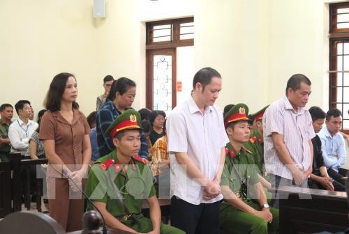 Các bị cáo trong vụ án gian lận điểm thi THPT Quốc gia năm 2018 tại Hà Giang trước giờ tuyên án. Ảnh: TTXVN