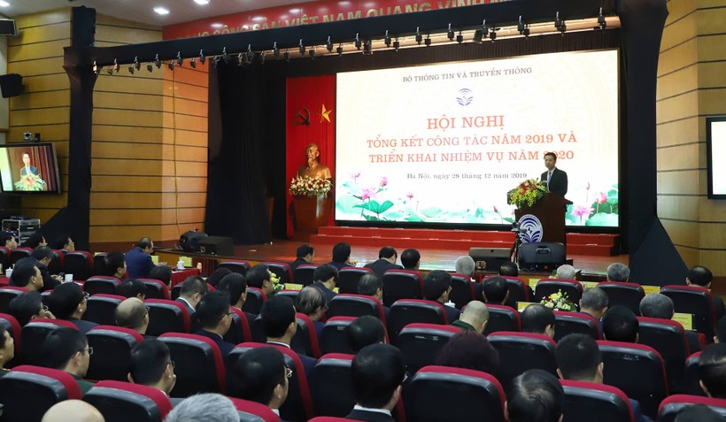 Bộ trưởng Bộ TT&TT Nguyễn Mạnh Hùng phát biểu tại hội nghị Tổng kết. Ảnh: Minh Sơn