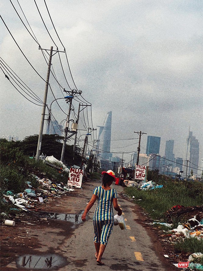 Một góc khu đô thị mới Thủ Thiêm, ảnh chụp năm 2015. Còn hiện nay vẫn hoang phế như vậy. Theo quyết định 367 do Thủ tướng Võ Văn Kiệt ký năm 1996, vùng đất này sẽ là "một khu đô thị mới hiện đại, là trung tâm thương mại, tài chính và dịch vụ”. Ảnh: Mai Kỳ. Một góc khu đô thị mới Thủ Thiêm, ảnh chụp năm 2015. Còn hiện nay vẫn hoang phế như vậy. Theo quyết định 367 do Thủ tướng Võ Văn Kiệt ký năm 1996, vùng đất này sẽ là