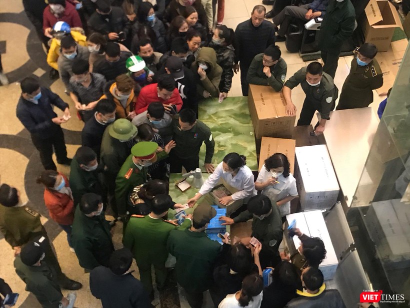 Nhiều cửa hàng không niêm yết giá bán công khai đối với sản phẩm khẩu trang trong khi dịch Corona đang bùng phát.