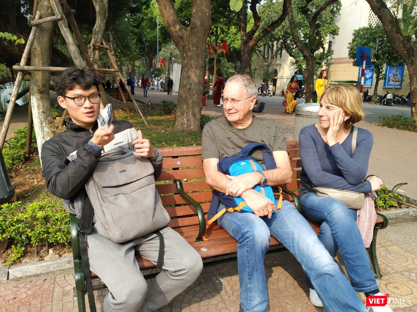 Câu chuyện về chiếc khẩu trang và dịch virus Corona bắt đầu thu hút sự quan tâm của khách du lịch đến Hà Nội.