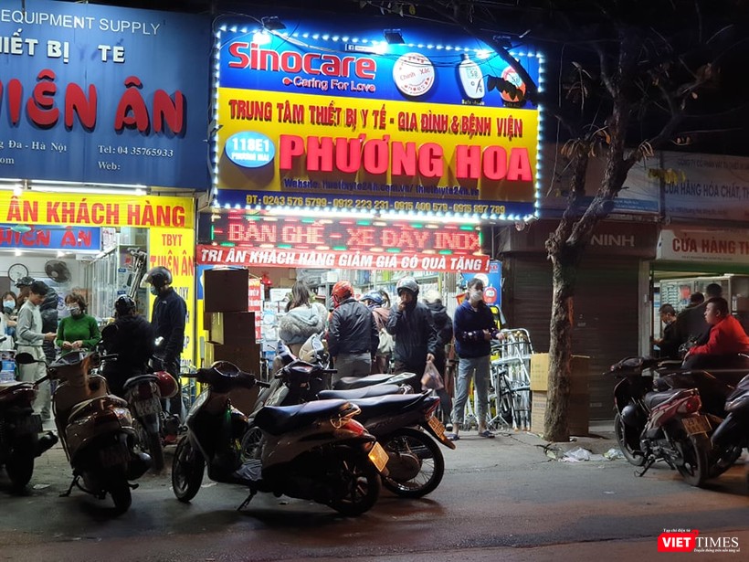 Một cừa hàng thiết bị y tế trên phố Phương Mai tấp nập khách ra vào và tất cả họ đều vào hỏi mua khẩu trang y tế. Ảnh: Mạnh Hưng
