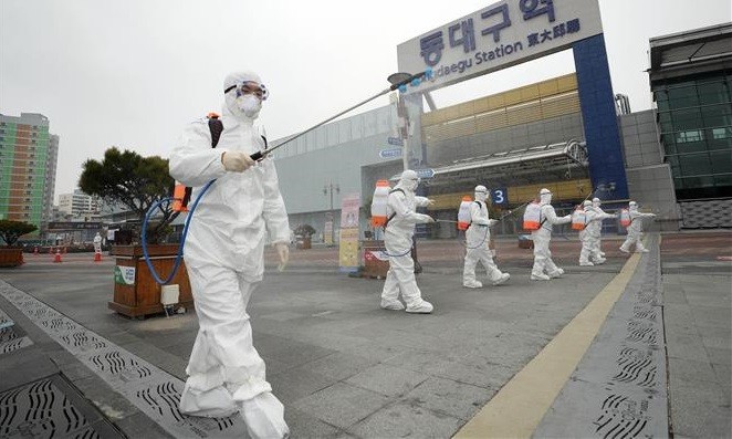 Lực lượng kiểm dịch phun thuốc khử trùng tại Daegu ngày 29/2/2020. Ảnh: YONHAP