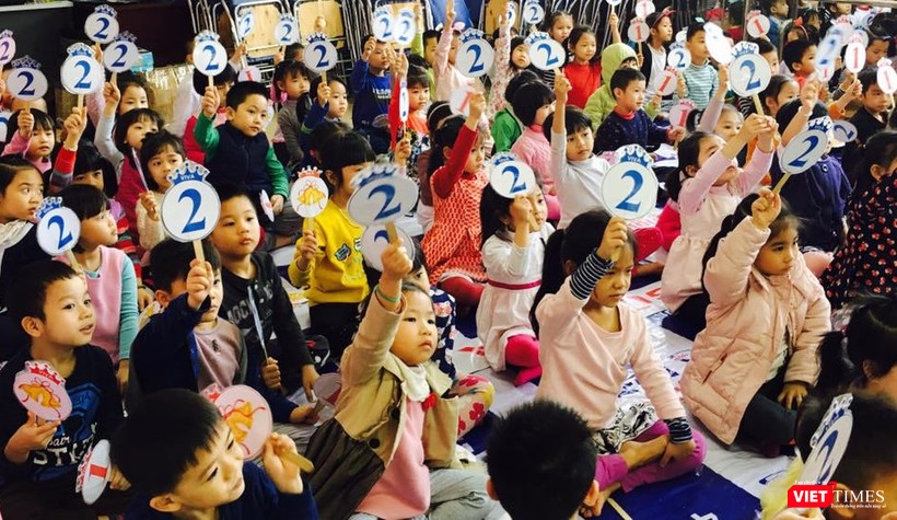 Các cháu tham dự chương trình ngoại khóa Rung chuông vàng tại trường mầm non Láng Thượng.