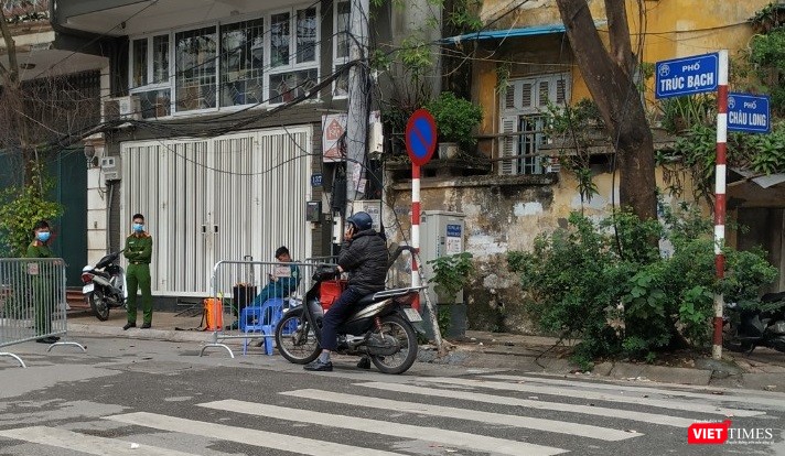Phố Trúc Bạch ngày đầu cách ly sau khi phát hiện ca mắc SARS-CoV-2 thứ 17