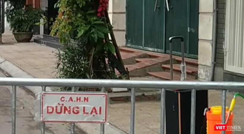 Nhiều người dân tỏ ra lo lắng dù mới chỉ di chuyển xung quanh vùng đang cách ly vì COVID-19. Ảnh: Anh Lê