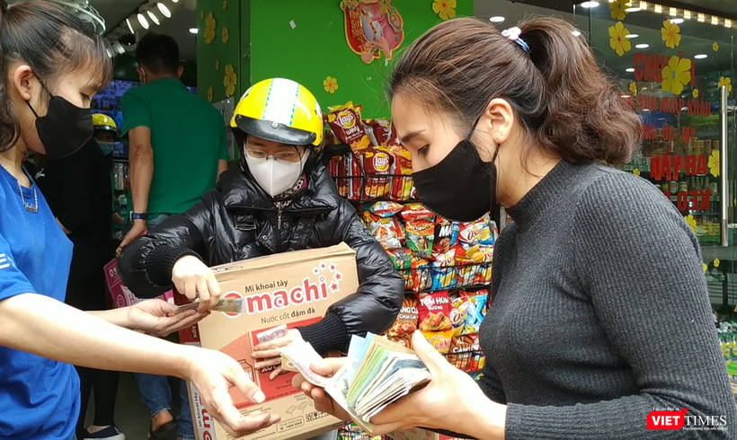 Tình trạng người dân đổ ra đường mua thực phẩm tích trữ đã được Chính phủ xử lý nhanh chóng. Ảnh: Anh Lê. Tình trạng người dân đổ ra đường mua thực phẩm tích trữ đã được Chính phủ xử lý nhanh chóng. Ảnh: Anh Lê.