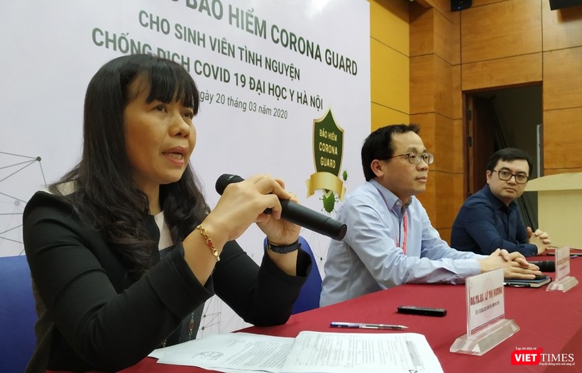 GS.TS.BS. Lê Thị Hương trao đổi về việc lựa chọn sinh viên tham gia hỗ trợ phòng, chống dịch COVID-19.