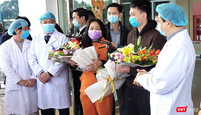 2 bệnh nhân mắc COVID-19 hoàn toàn khỏe mạnh trong ngày ra viện. Ảnh: Minh Thúy