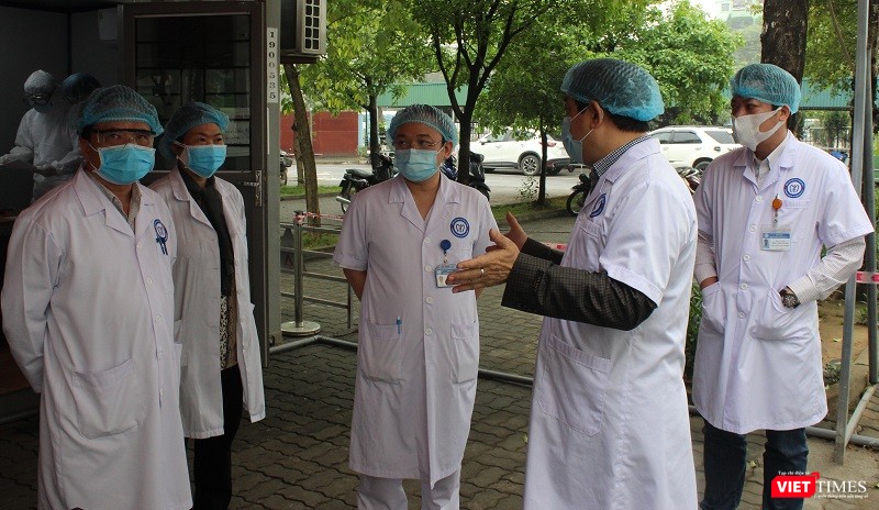 PGS.TS Lương Ngọc Khuê kiểm tra công tác phòng, chống dịch COVID-19 tại Bệnh viện Nội tiết TW. Ảnh: Hảo Lê.
