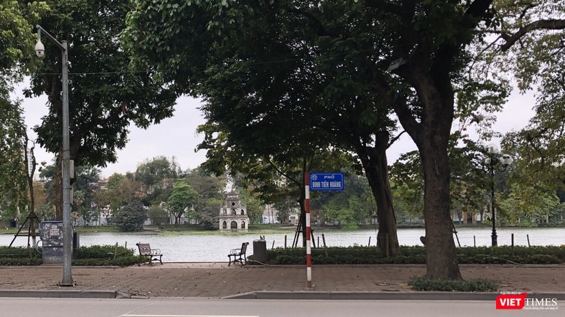 Vào những ngày đầu thực hiện cách ly xã hội, ngay cả khu vực trung tâm Hà Nội cũng vắng người qua lại.