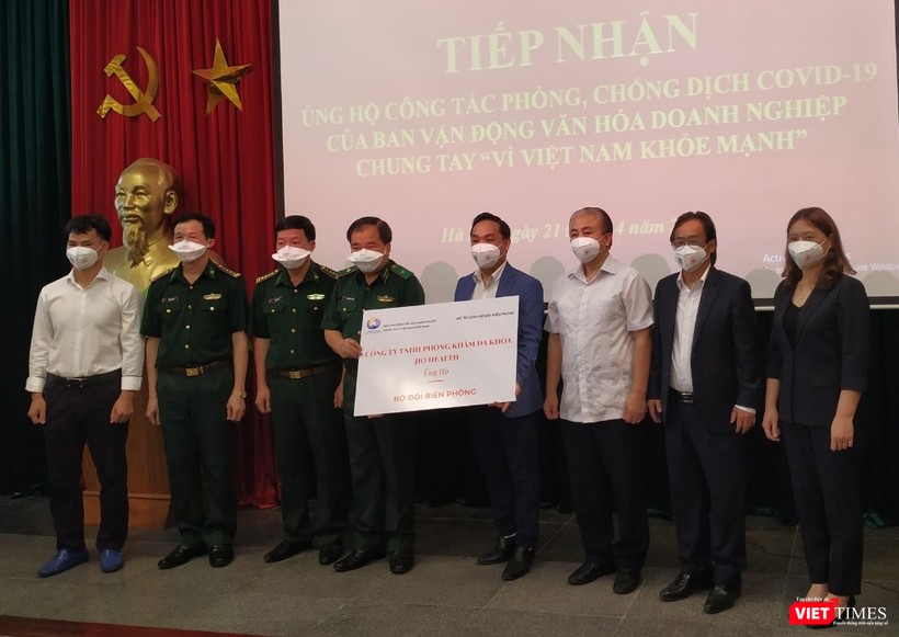 Ban Vận động Văn hóa doanh nghiệp chung tay phòng, chống dịch COVID-19 “Vì một Việt Nam khỏe mạnh” cùng các doanh nghiệp trao tặng chiến sĩ Bộ đội Biên phòng vật tư, trang thiết bị y tế phòng, chống dịch COVID- 19. Ban Vận động Văn hóa doanh nghiệp chung tay phòng, chống dịch COVID-19 “Vì một Việt Nam khỏe mạnh” cùng các doanh nghiệp trao tặng chiến sĩ Bộ đội Biên phòng vật tư, trang thiết bị y tế phòng, chống dịch COVID- 19.