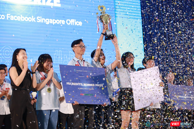 56 Credit trên bục đăng quang của chương trình Thử thách Đổi mới cho các nhà lập trình Việt Nam.