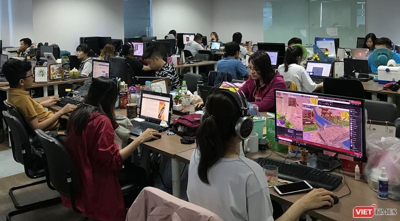 PGS.TS. Trần Đình Thiên kêu gọi doanh nghiệp hãy đổi mới sáng tạo và chuyển động cùng Cách mạng Công nghiệp 4.0.