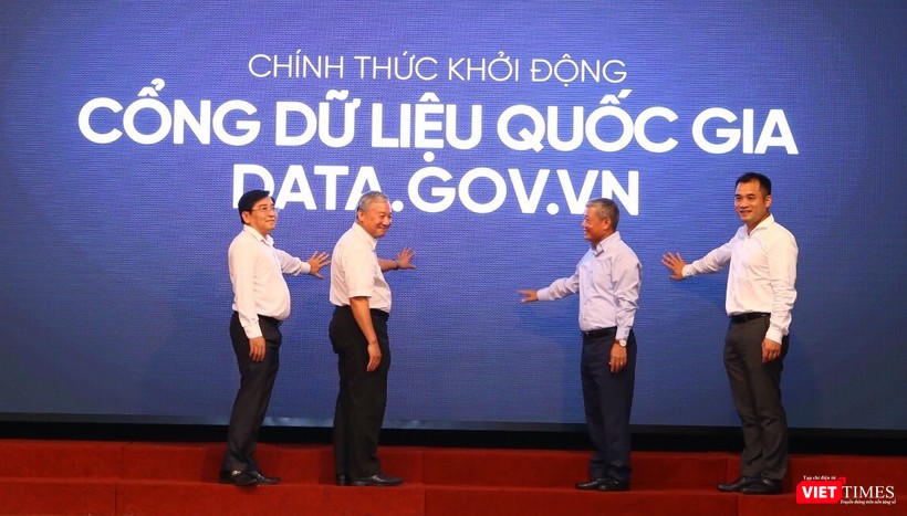 Thứ trưởng Nguyễn Thành Hưng và các đại biểu chính thức khởi động Cổng dữ liệu quốc gia data.gov.vn. 