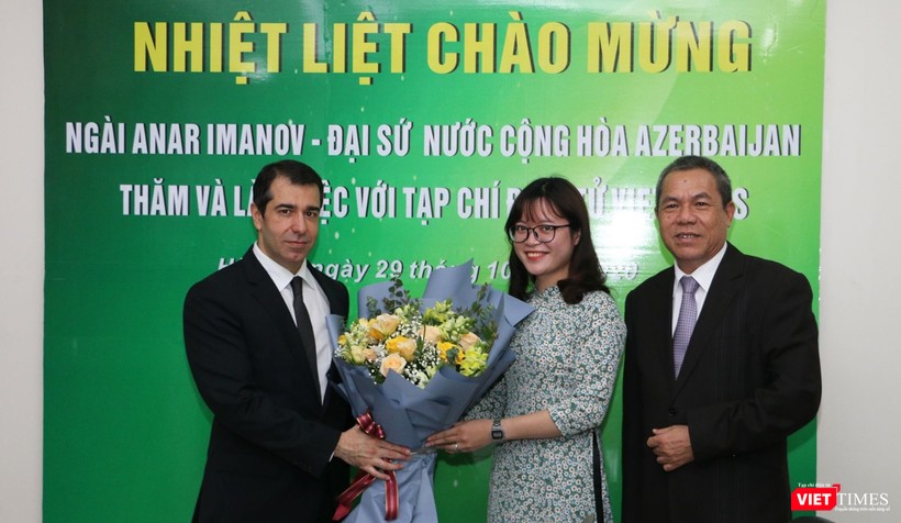 Đại diện phóng viên trẻ của VietTimes tặng hoa chào mừng Đại sứ Anar Imanov đến thăm toà soạn. (Ảnh: Đăng Khoa) Đại diện phóng viên trẻ của VietTimes tặng hoa chào mừng Đại sứ Anar Imanov đến thăm toà soạn. (Ảnh: Đăng Khoa)