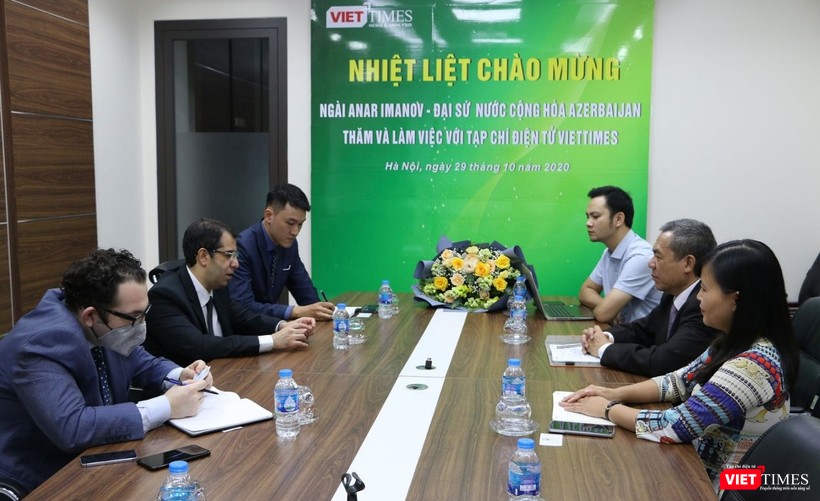 Đại diện Đại sứ quán Azerbaijan và VietTimes đã trao đổi về tình hình thời sự của hai đất nước. (Ảnh: Đăng Khoa) Đại diện Đại sứ quán Azerbaijan và VietTimes đã trao đổi về tình hình thời sự của hai đất nước. (Ảnh: Đăng Khoa)