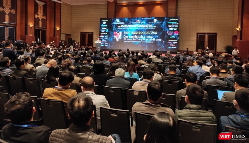 Đông đảo khách mời chú ý theo dõi nội dung phát biểu định hướng của Bộ trưởng Nguyễn Mạnh Hùng.