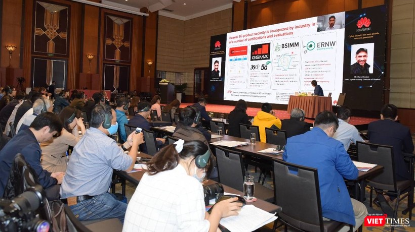 Phần trình bày của ông David Soldani tuy diễn ra vào phiên chuyên đề buổi chiều nhưng thu hút được sự quan tâm của các khách mời. Phần trình bày của ông David Soldani tuy diễn ra vào phiên chuyên đề buổi chiều nhưng thu hút được sự quan tâm của các khách mời.