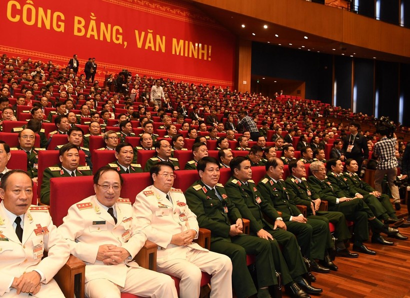 Các đại biểu chăm chú theo dõi nội dung tham luận tại Đại hội Đảng XIII.