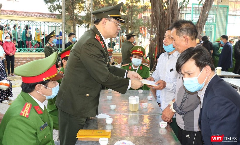 Thiếu tướng Trần Phú Hà - Giám đốc Công an tỉnh - trao một phần tiền hỗ trợ cho gia đình Thiếu tá Vi Văn Luân.