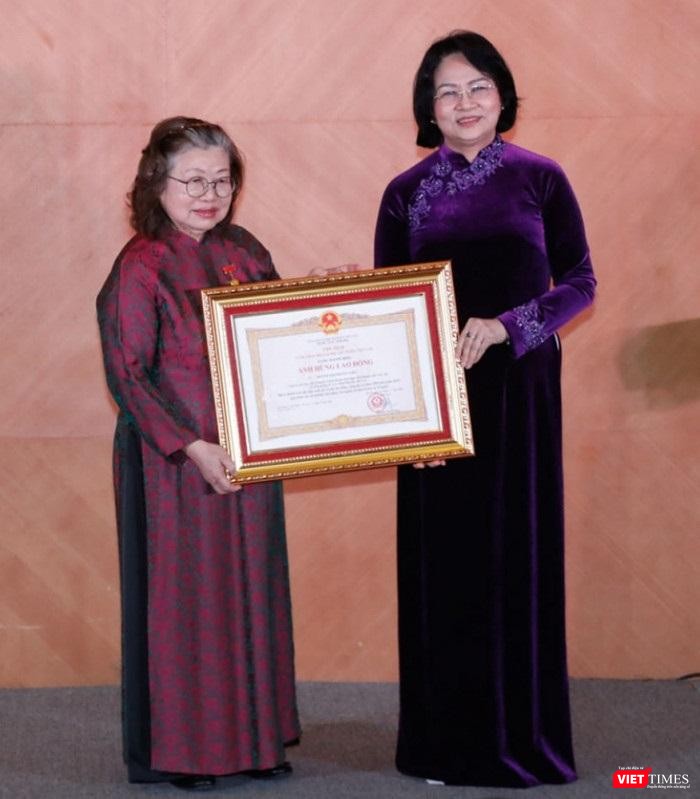 Ngày 19/01/2021, Phó Chủ tịch nước Đặng Thị Ngọc Thịnh - Phó Chủ tịch Thứ nhất Hội đồng Thi đua – Khen thưởng Trung ương - đã trao tặng danh hiệu Anh hùng Lao động thời kỳ đổi mới cho GS.TS.TTND Huỳnh Thị Phương Liên.