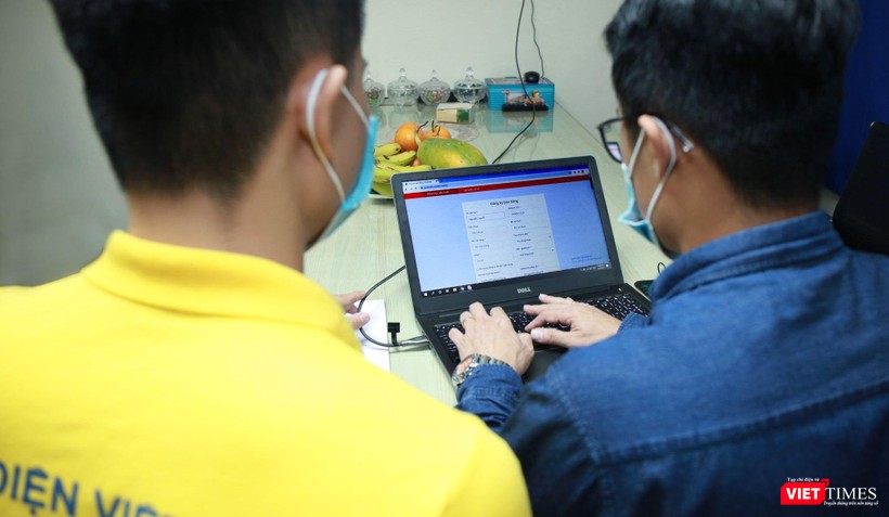 Cán bộ kỹ thuật hỗ trợ nông dân đưa nông sản lên sàn.