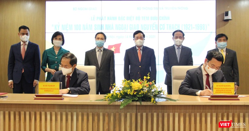 Bộ trưởng Bộ Thông tin Truyền thông và Bộ trưởng Bộ Ngoại giao ký văn bản phát hành bộ tem